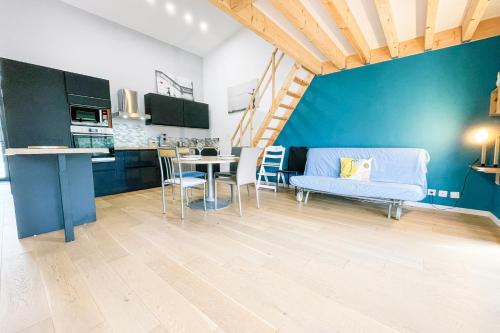 eine Küche und ein Wohnzimmer mit einer blauen Wand in der Unterkunft Relax & Design in Saint-Egrève #DQ in Saint-Égrève