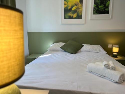 彭布羅克的住宿－Modern and Spacious 3 Bedroom Apartment，一张带毛巾和两条毛巾的床