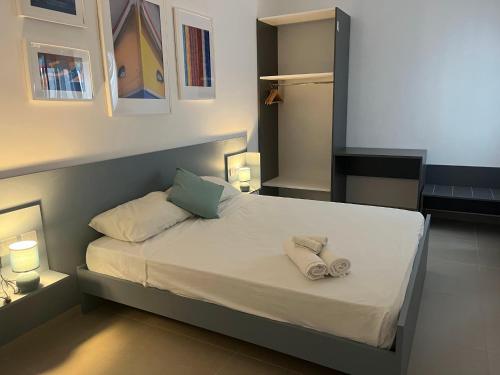 A bed or beds in a room at Modern and Spacious 3 Bedroom Apartment