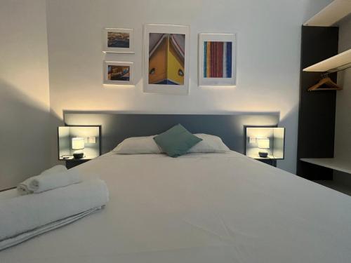 A bed or beds in a room at Modern and Spacious 3 Bedroom Apartment