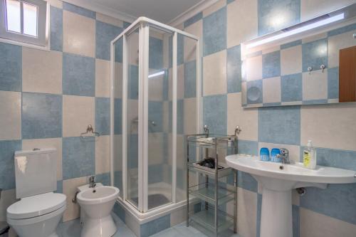 un bagno con wc, doccia e lavandino di Casa de Praia no Paul do Mar a Paul do Mar