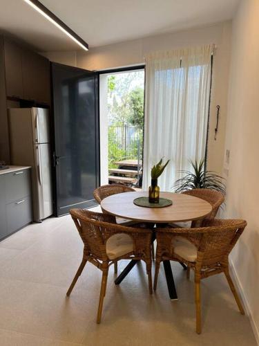 een keuken met een tafel en stoelen in een kamer bij Simply with love-haifa in Haifa