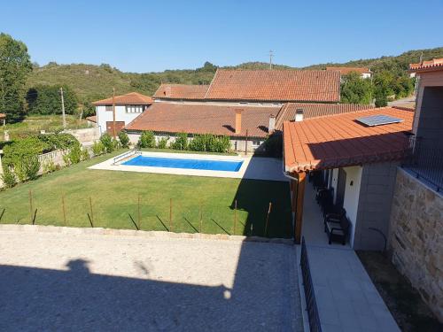 ein Haus mit einem Pool im Hof in der Unterkunft Casa da Marquinhas - Turismo Rural 