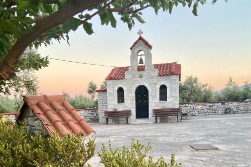 Une petite église avec un banc devant elle dans l'établissement Casa SanGiorgio, 