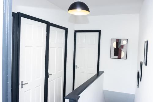 Φωτογραφία από το άλμπουμ του Stunning 3Bedroom Home Ideal for Long & Short Stay σε Ντάντλεϊ