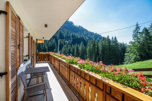 a balcony with a wooden fence and flowers at Bachwiesl Hof Apt Ocker in Proves
