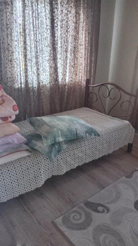 a small bed in a room with a curtain at HAMSİKÖY cennet in Macka