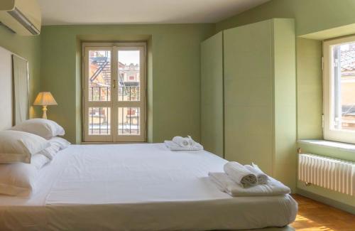 A bed or beds in a room at Piazza Venezia Charming & Bright Apartment