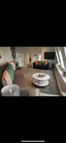 The Lifeboat & Seaview Terrace في سكيريز: غرفة معيشة مع أريكة وطاولة قهوة