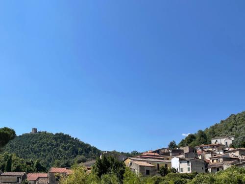 una città in cima a una collina con case di Alba Matesina a SantʼAngelo dʼAlife
