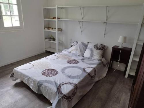 een slaapkamer met een groot bed in een kamer bij Bienvenue en sud gironde in Villandraut