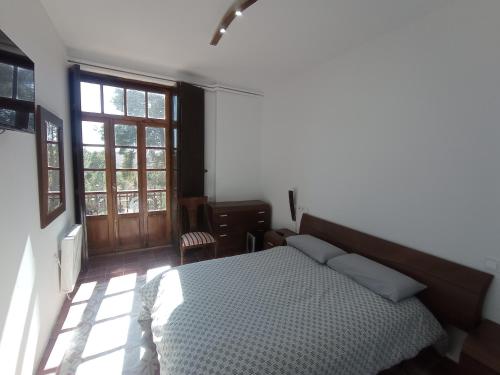 a bedroom with a bed and a window at HOTEL BODEGA VERA DE ESTENAS in Utiel