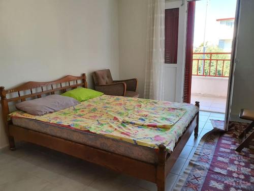 ein Schlafzimmer mit einem Bett mit einer Decke darauf in der Unterkunft A Vacation House 60 m. To Seashore in Kusadası