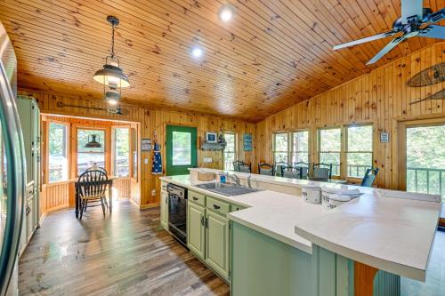 Cullowhee的住宿－Cullowhee Mountain Retreat with Deck and Fire Pit!，厨房设有木墙和木制天花板。