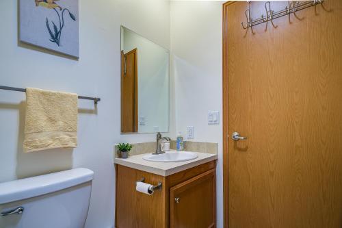 een badkamer met een toilet, een wastafel en een spiegel bij Tranquil Dutch Country Home 2 Decks, Farm Views! 