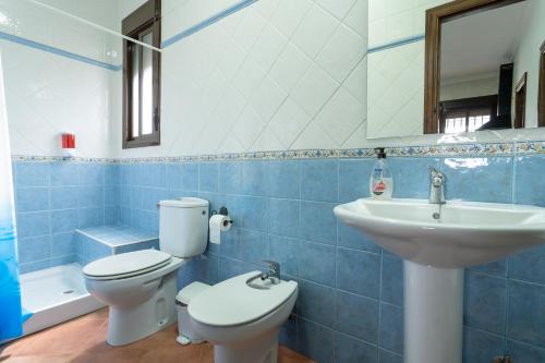 Koupelna v ubytování EntreCalas 2 Chalet con piscina privada en Conil, Roche viejo, cala del aceite