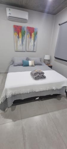 ein Schlafzimmer mit einem großen Bett in einem Zimmer in der Unterkunft Tranquilo dpto. zona aeropuerto!!! in La Mercedes