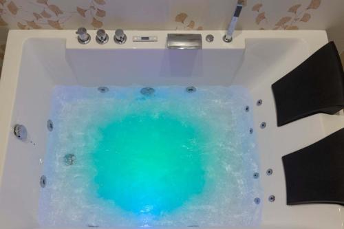 維耶特里的住宿－Al Chiaro di Luna Luxury Suites AMALFI COAST，浴缸里的蓝色水池