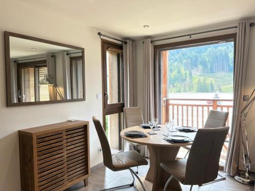 Appartement 48m² face aux pistes avec balcon, 4 couchages, près du centre des Gets, garage inclus