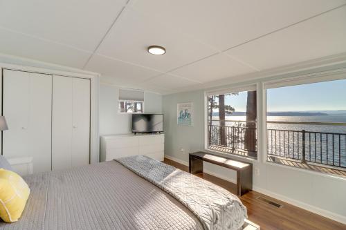 Кровать или кровати в номере Quiet Waterfront Getaway with Furnished Deck and Grill