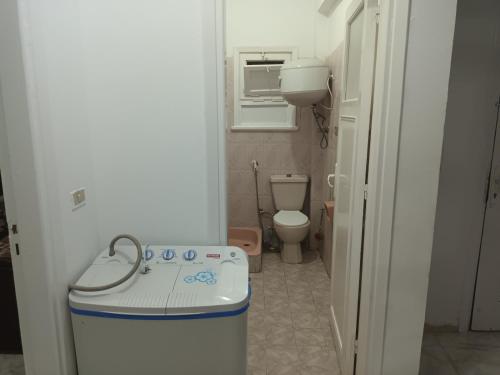 Baño pequeño con lavabo y aseo en للإيجار في مطروح شاليه مطروح مرسى مطروح قرية سياحية شاليه شايف البحر شاطئ الابيض #الأبيض وبه حمام سباحة للأطفال والكبار, en Marsa Matruh