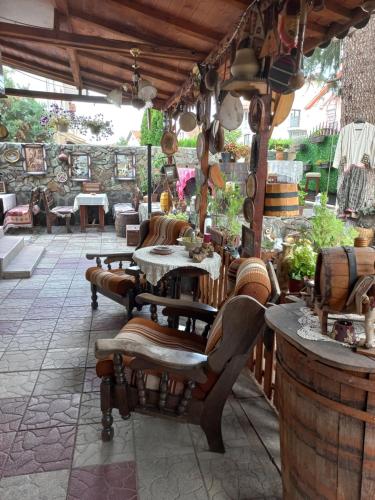 un patio con mesa y sillas y un bar en Durmitor, en Kumanovo