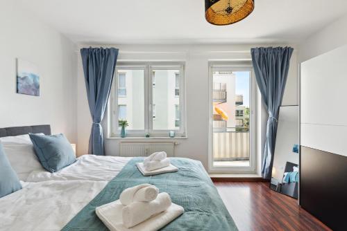 1 dormitorio con 2 toallas en una cama con ventana en Charming 60m² with King Bed, Kitchen, Netflix and Workspace with 1000 Mbit/s, en Wiesbaden