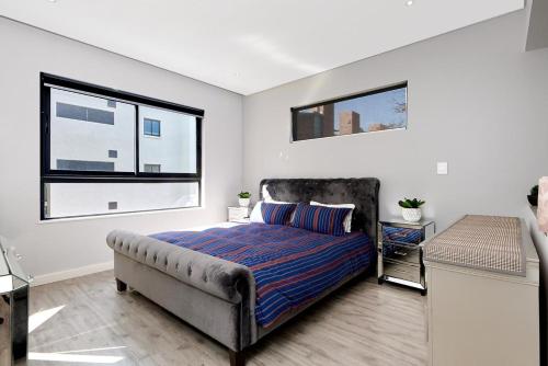 Ένα ή περισσότερα κρεβάτια σε δωμάτιο στο Modern Luxury apartment in Hyde Park, Sandton