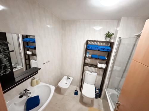 een badkamer met een wastafel, een toilet en een douche bij TOP APARTMENT MANILVA La DUQUESA LUIS DE SABINILLAS WITH SWIMMING POOL AND PRIVATE GARDEN in San Luis de Sabinillas