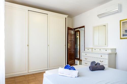 Ένα ή περισσότερα κρεβάτια σε δωμάτιο στο Casale Fattoria Benaris