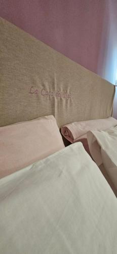 two beds in a room with the writing on the wall at La Casa dei Tigli in Cannara