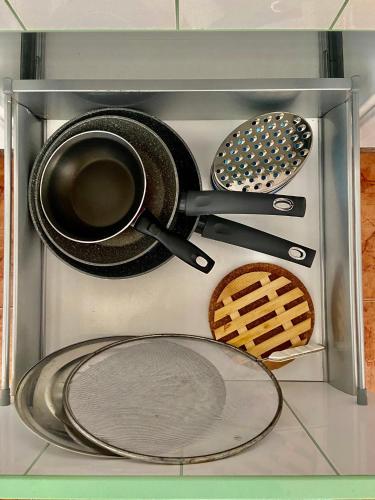 a frying pan and other utensils in a drawer at Apartamento Allegra in Arinaga