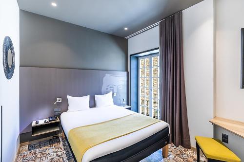 a hotel room with a large bed and a window at ibis Styles Chaves in Chaves