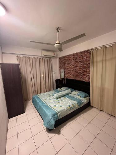 Ένα ή περισσότερα κρεβάτια σε δωμάτιο στο AB HOMESTAY PUTERI BAHANG APARTMENT