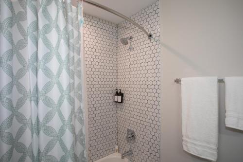 y baño con ducha y cortina de ducha. en Brand new townhome in Downtown Naperville Family and Commute-friendly The May 3.5, en Naperville