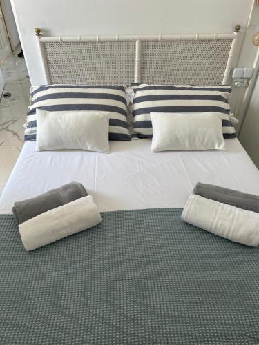 a large white bed with pillows on it at Mi Sitio in Sitio de Calahonda