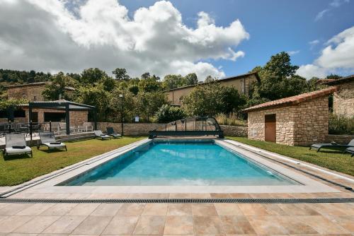 een zwembad in de tuin van een huis bij El Amparo de Narcisa 