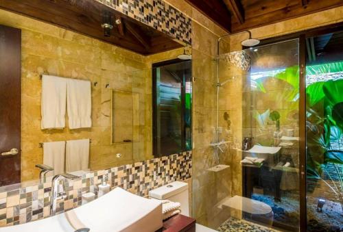 ein Bad mit einem Waschbecken und einer Dusche in der Unterkunft Sunny Vacation Villa No 88 in San Rafael del Yuma