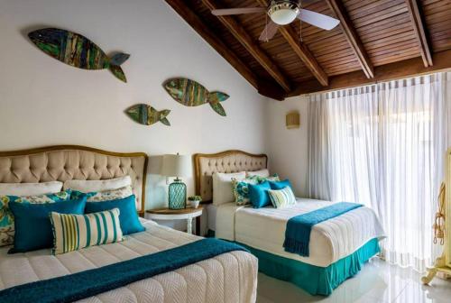 1 Schlafzimmer mit 2 Betten und einem Deckenventilator in der Unterkunft Sunny Vacation Villa No 88 in San Rafael del Yuma