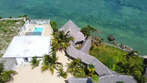 una vista aérea de una casa junto al océano en Noah's Ark Zanzibar, en Stone Town