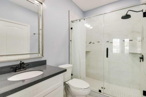 uma casa de banho com um chuveiro, um WC e um lavatório. em Luxe Southwest Houston Home with Balconies and Patio! em Houston