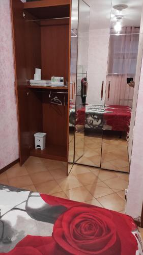 ein Zimmer mit einer Glastür, die zu einem Schlafzimmer führt in der Unterkunft WINTAGE in Marino