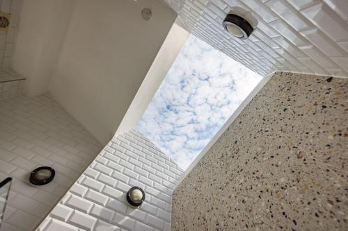 widok na sufit z prysznicem z niebem w obiekcie The Notting Hill Apartments By Hok Living - Nh4 w Londynie