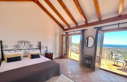 Schlafzimmer mit einem Bett und Meerblick in der Unterkunft Boutique Hotel Maravilla - Marbella in Benahavís