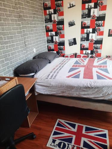 a bed in a room with a brick wall at Au Bonheur des enfants in Ibos