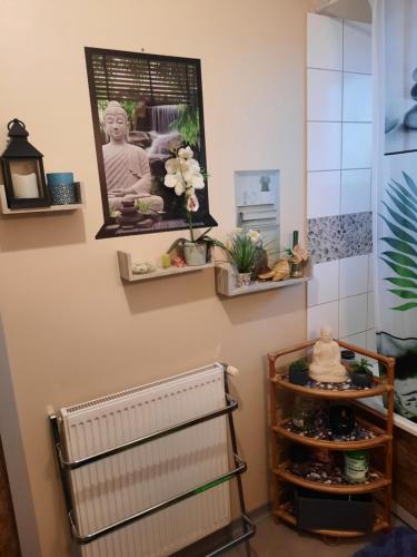 une chambre avec un radiateur et une photo sur la paroi dans l'établissement Au Bonheur des enfants, à Ibos