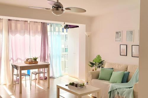 A seating area at Apartamento primera línea con acceso privado a la playa