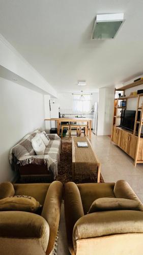 un salon avec un canapé et une table dans l'établissement Bragado Siempre 247, à Bragado