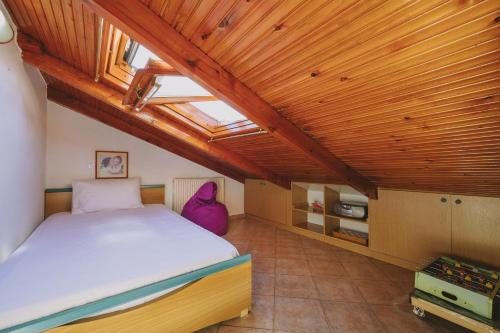 1 dormitorio con cama y techo de madera en Sofita, en Arménoi