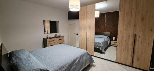 um quarto com uma cama e um espelho em CASA VACANZA DA ROSI em Carrara